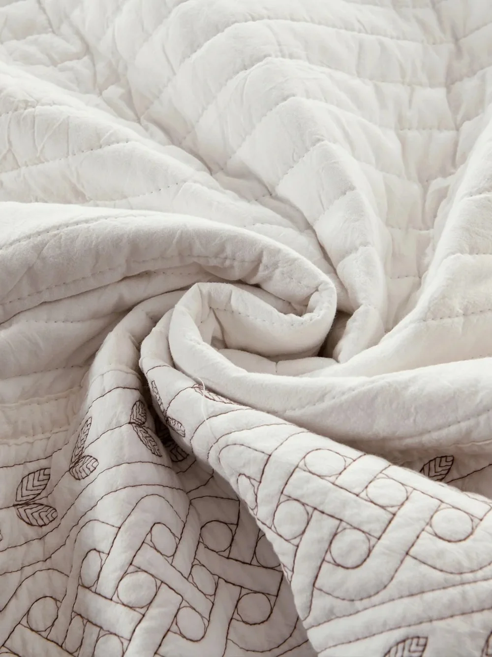 3 PIECE 100% COTTON WHITE STRIPE QUILT SET – CLASSIC EMBROIDERED BEDSPREAD